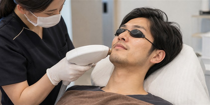 医療機関であごのヒゲ脱毛を受ける男性