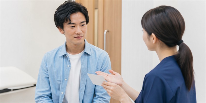 ヒゲ脱毛の施術説明を丁寧に受ける男性