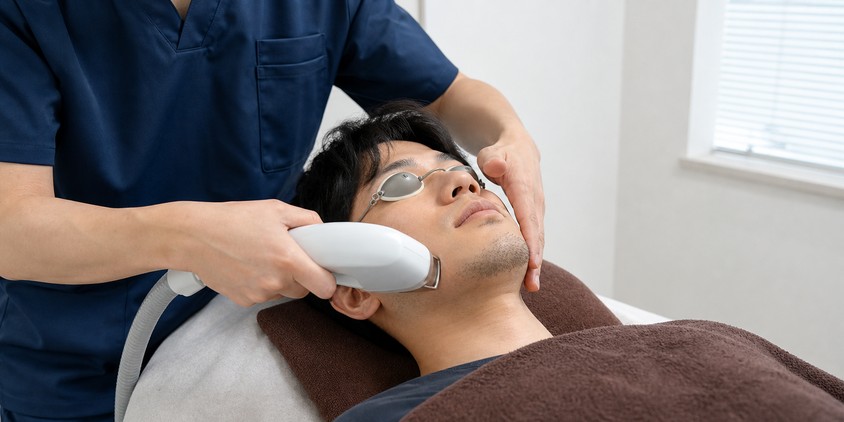ヒゲ脱毛前に痛みと出力を相談する男性