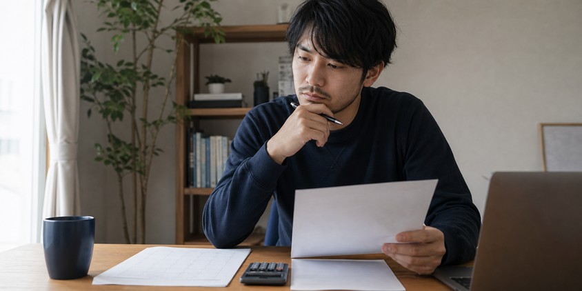 レジーナクリニックオムの料金と通院日程を比較する男性