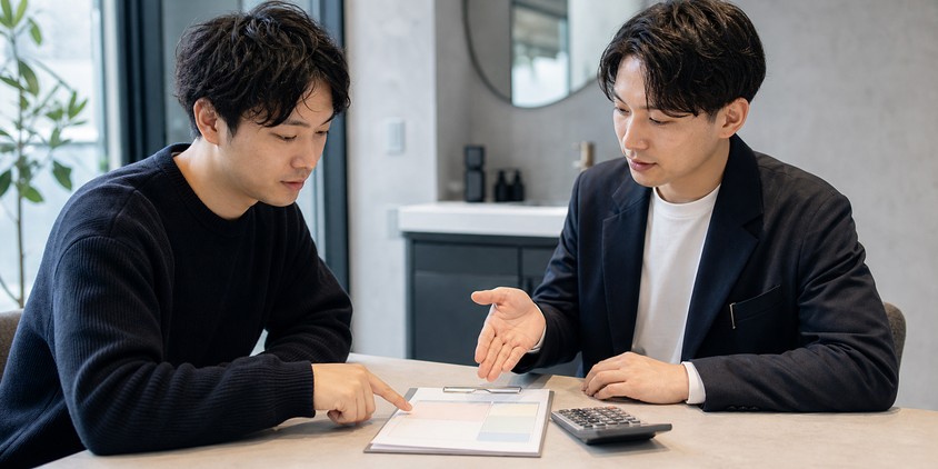 ヒゲ脱毛の料金表と見積もりを確認する男性